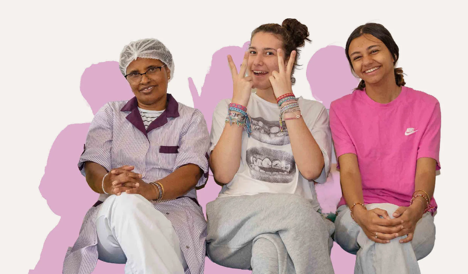 Trois jeunes accompagnées, souriantes